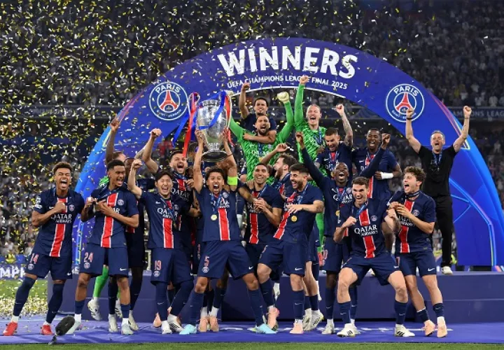 El equipo del París Saint Germain (PSG) levanta el trofeo de campeón de la Liga de Campeones de la UEFA. 