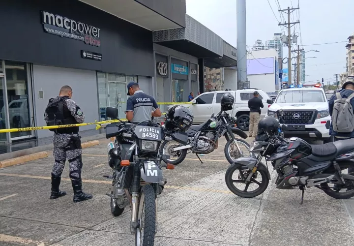 Policías llegan a la escena.     (Foto: Landro Ortiz)