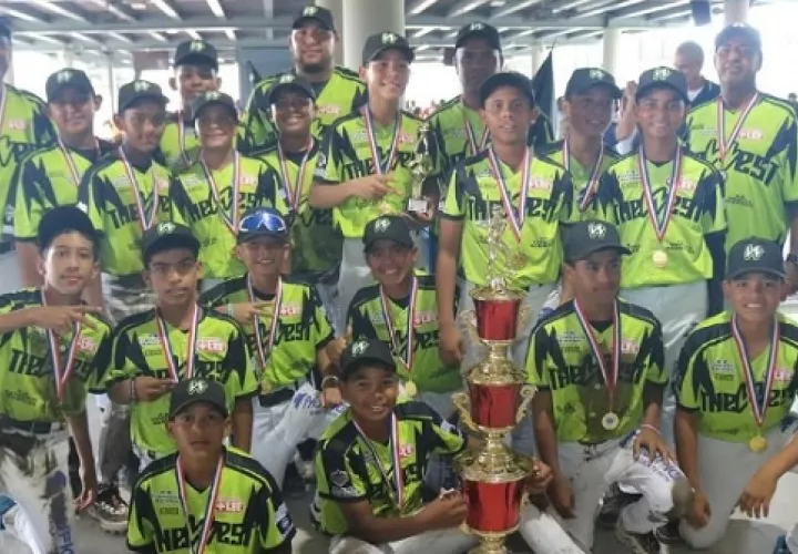 El equipo de Panamá Oeste conquistó el título del Campeonato Nacional Sub-12 de Béisbol, al vencer en la final a Panamá Metro 3-2. Foto: Fedebeis