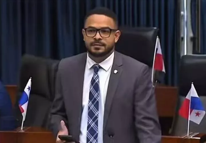 El diputado del circuito 8-6, Betserai Richards.