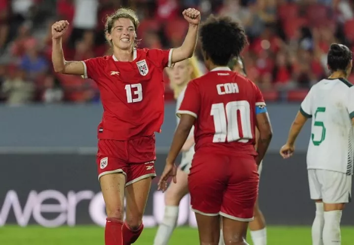 Riley Tanner (izq.) y Marta Cox celebran uno de los goles anotados de Panamá en el juego ante Bolivia. Foto. EFE