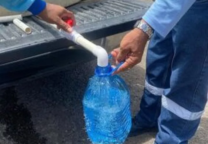 Distribución de agua a través de camiones cisternas.