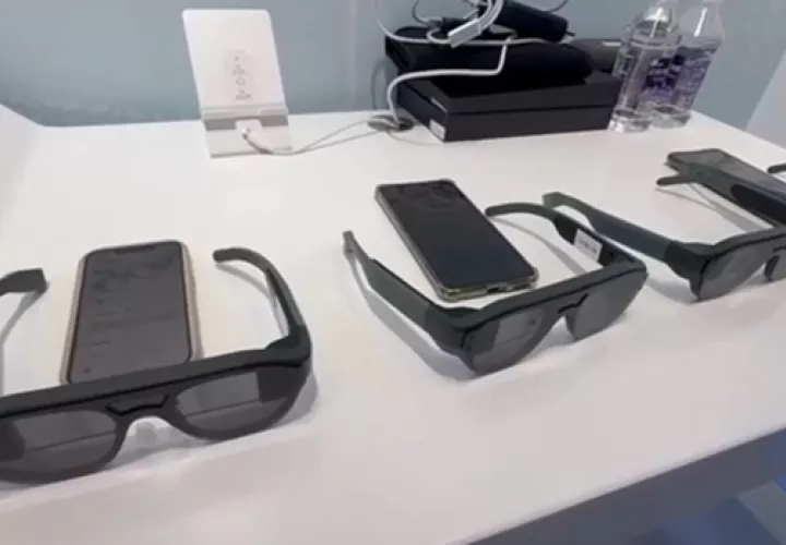 Gafas AR con subtítulos instantáneos para personas sordas.  