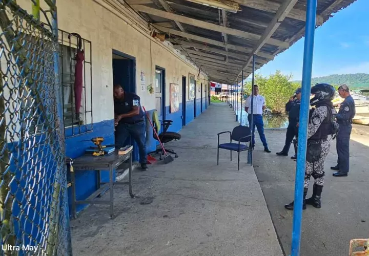 Escena en la oficina de AMP en Almirante, Bocas del Toro.