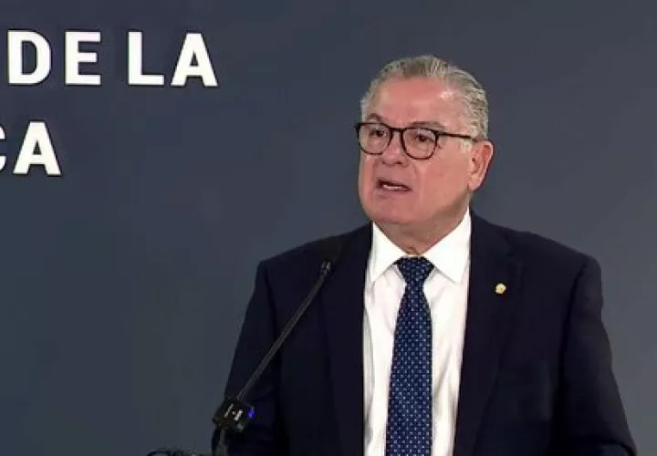 Contralor Anel Flores.