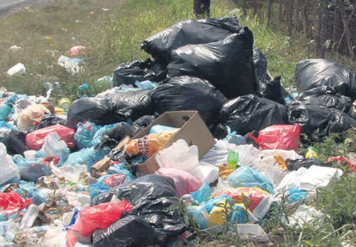 Basura acumulada en las esquinas.