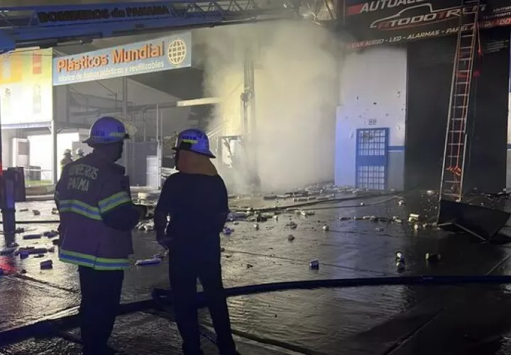 Por 6 horas trabajaron los bomberos para controlar el incendio.