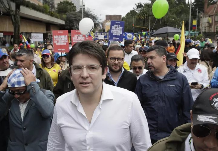 El candidato presidencial del partido de derecha Centro Democrático, Miguel Uribe (c). /EFE