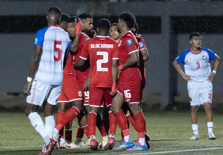 Los jugadores de la "Sele" festejan el gol de Eduardo Guerrero. /EFE