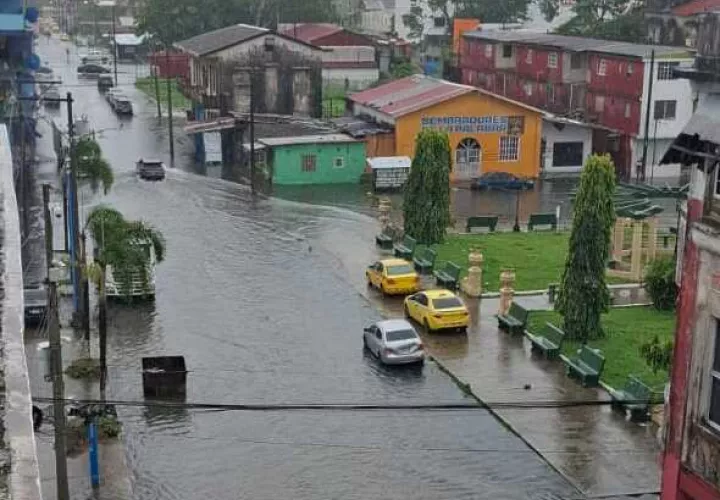 Calles de la ciudad colonense convertidas en "ríos".