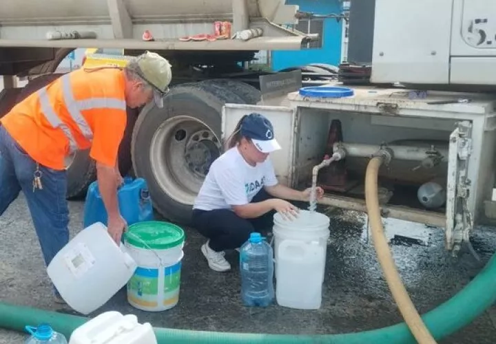 Sigue la distribución de agua a través de camiones cisternas.