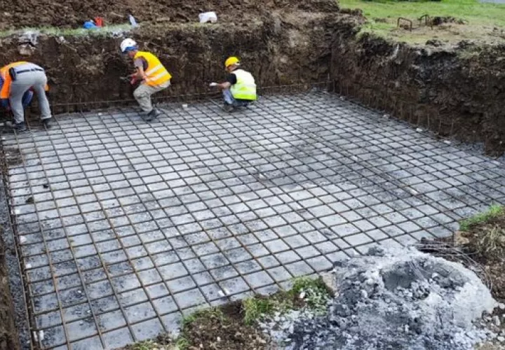 Construcción de las torres de telecomunicaciones.