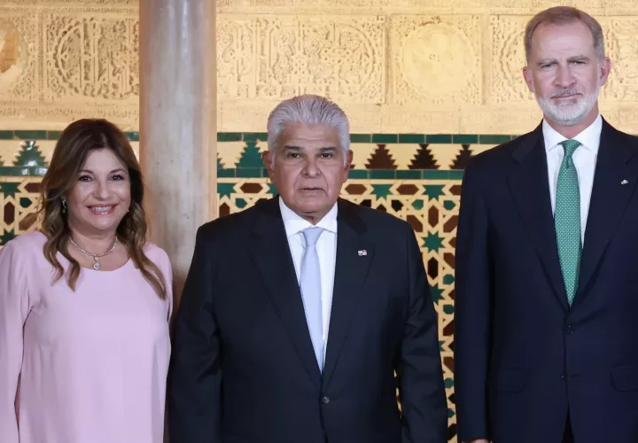 El presidente Mulino, su distinguida esposa junto al Rey de España.