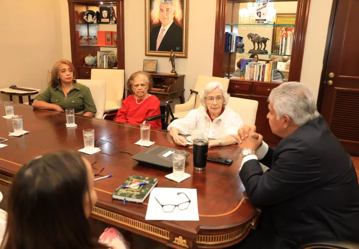 Reunión con las distinguidas damas.