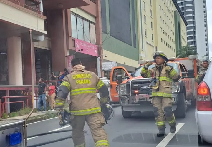 El incendio se reportó dentro de un local comercial en Vía Veneto.  Foto: Bomberos de Panamá