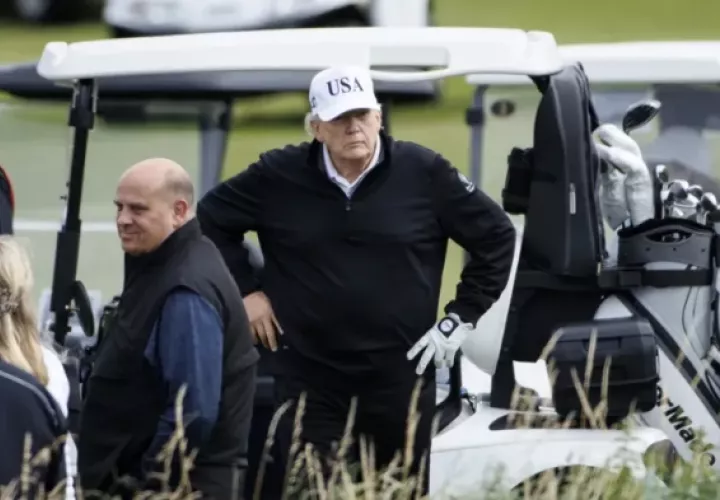 El presidente de los Estados Unidos, Donald Trump, juega al golf en el campo de golf de Turnberry en Escocia, Reino Unido. Foto: EFE