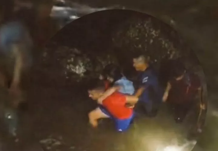 Una de las estudiantes rescatadas por moradores.