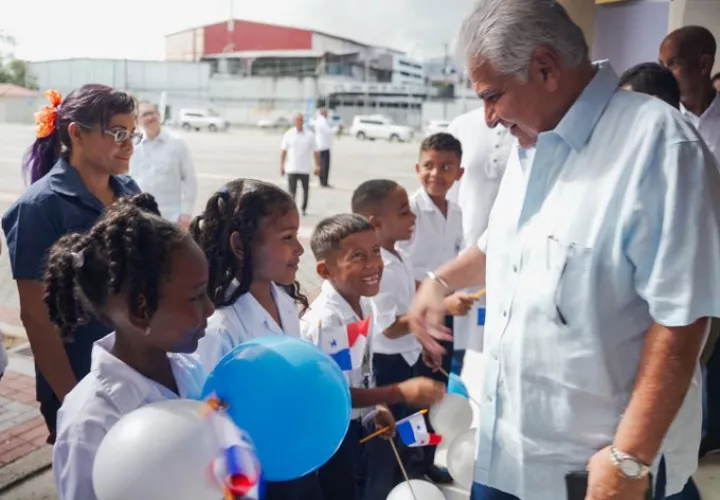 Mulino junto con estudiantes colonenses.