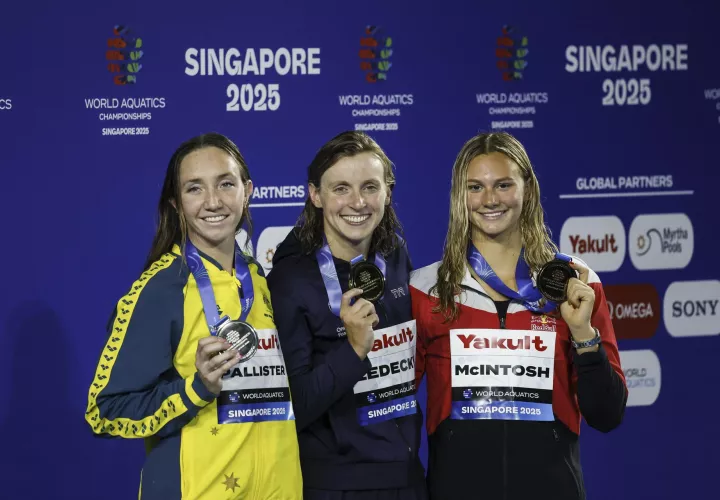 Katie Ledecky (c) ratificó su condición de campeona. /Foto: EFE