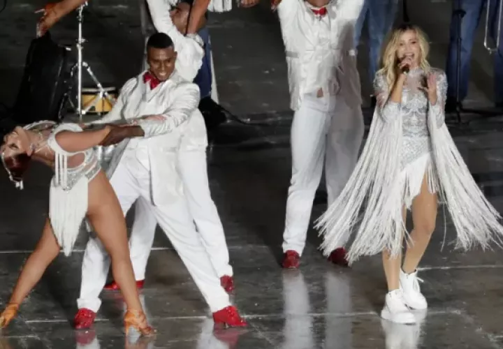 La cantante Fanny Lu (d). Foto: EFE