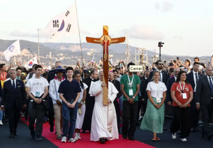 El Papa León XIV (C) porta una a cruz en el barrio oriental de Tor Vergata en Roma para la vigilia de oración. Foto: EFE