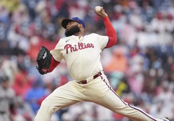 José Alvarado, lanzador de los Filis. Foto: EFE