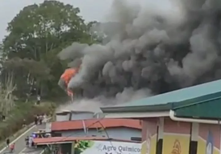 Personal de los Bomberos llegaron a atender la emergencia. Foto: X