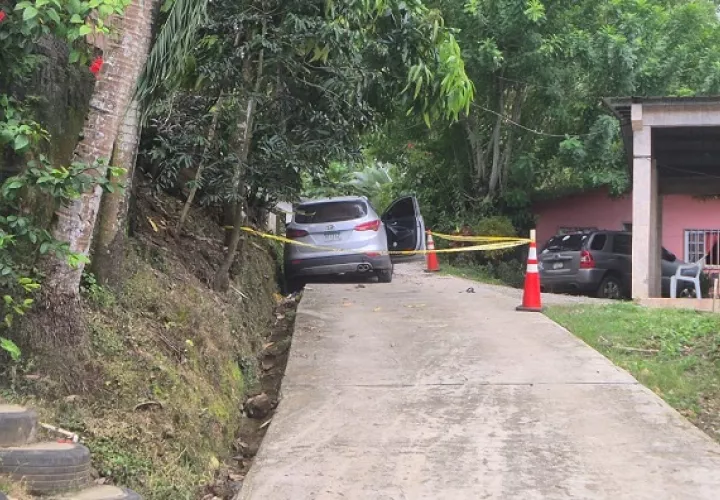 Al notar a los agentes, los delincuentes huyeron abandonando el vehículo.  /  Foto: Diómedes Sánchez