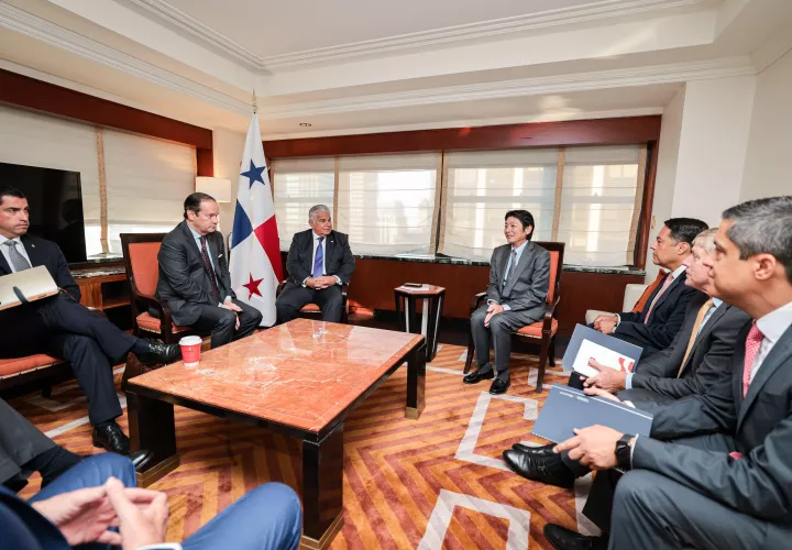 Reunión entre el presidente Mulino y altos ejecutivos del banco.