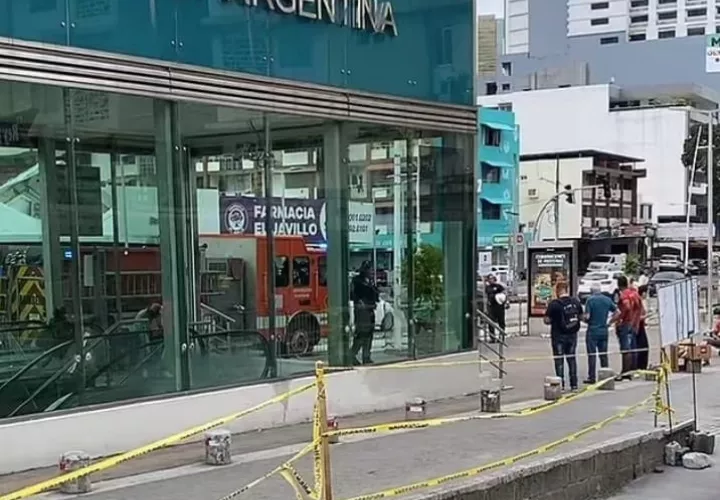 La mujer sobrevivió a la caída.