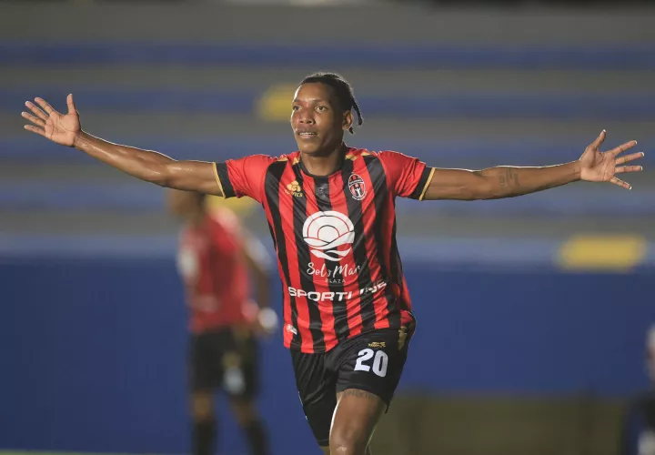 Ramsés de León, de Sporting San Miguelito, celebra un gol. /Foto: EFE