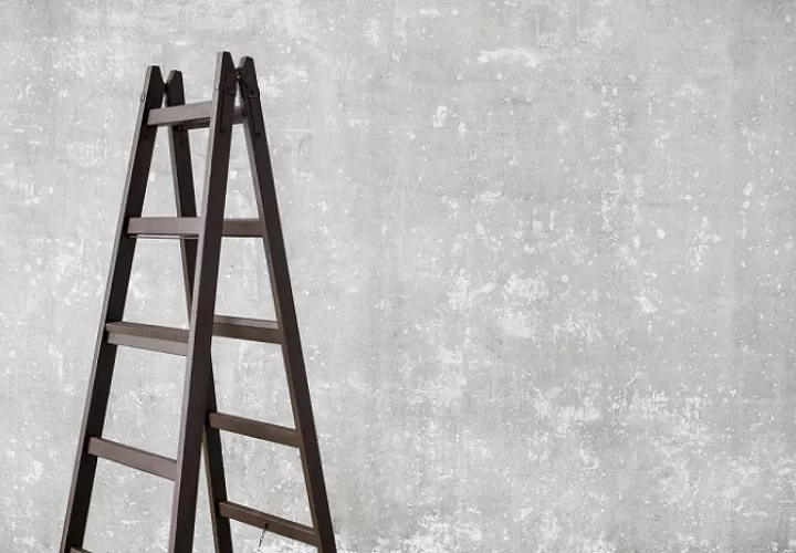 El hombre cayó del equipo de trabajo y se golpeó la cabeza con la parte trasera de uno de los escalones y murió. Foto iustrativa: Freepik