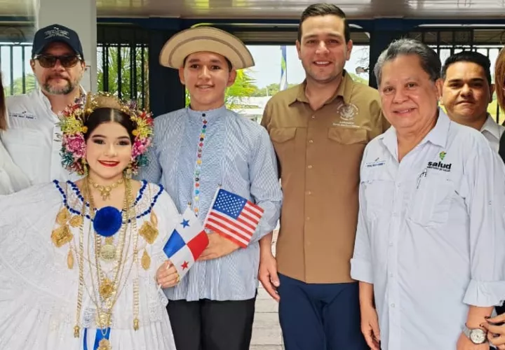 El embajador Cabrera junto al Ministro del Mici, viceministro de Salud y funcionarios.