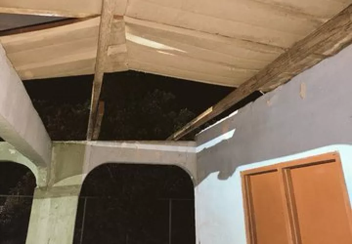 Desprendimiento de techo en una vivienda en Veraguas.