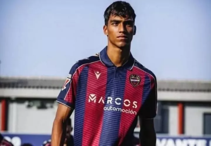 Martín Krug, central panameño que pertenece al levante UD. 