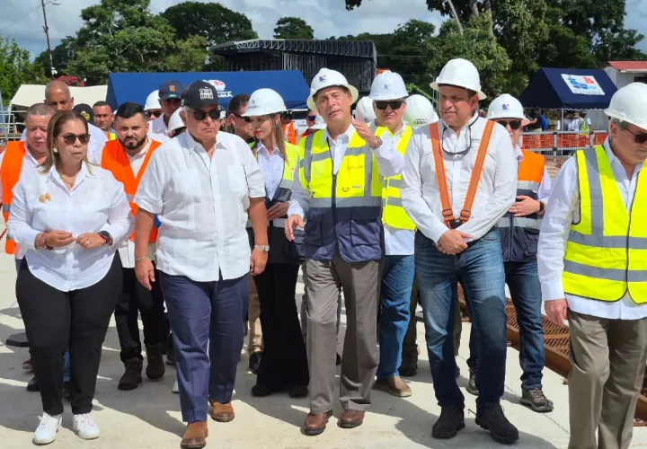 Recorrido en la área de construcción del puerto.