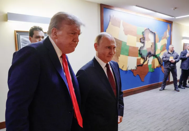 El presidente ruso, Vladímir Putin (d.), y el presidente estadounidense, Donald Trump (i.). /EFE