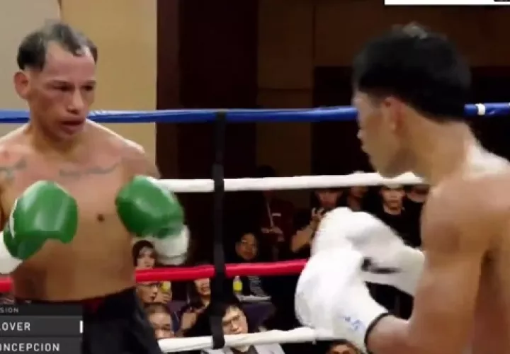 Luis 'El Nica' Concepción (izq.) durante el combate ante el filipino Kenneth Llover.