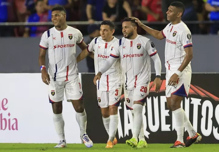 Jugadores del Plaza Amador celebran uno de los goles anotados. Foto: EFE
