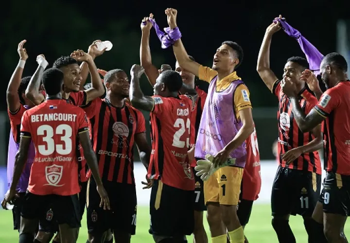 Jugadores del Sporting de San Miguelito celebran su clasificación a los cuartos de final de la Copa Centroamericana de Clubes de la Concacaf, luego de vencer 2-0 al Sport Herediano. Foto: EFE