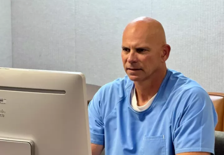  Lyle Menéndez compareciendo ante la junta de libertad condicional, en el centro penitenciario Richard J. Donovan. Foto: EFE