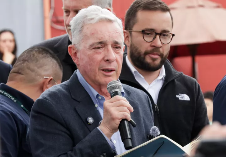 El expresidente de Colombia Álvaro Uribe habla frente a simpatizantes durante un evento este sábado, en Bogotá. Foto: EFE