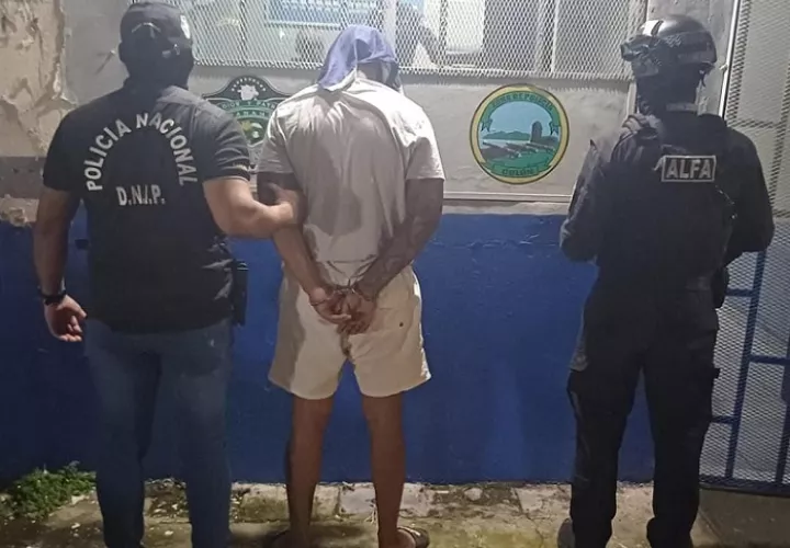 Elvis Joel Cordero, incluido en la lista de los "Más Buscados" por los delitos de homicidio y tentativa, fue aprehendido en Cativá.  /  Foto: PN