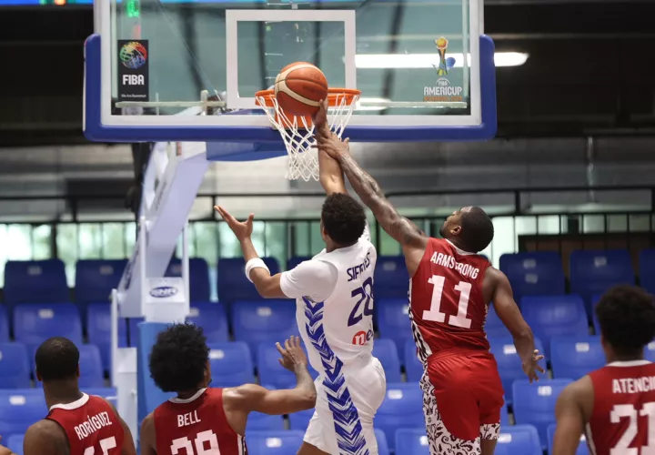 Yohanner Sifontes (i), de Venezuela, disputa el balón con Roberto Armstrong, de Panamá. /Foto: EFE
