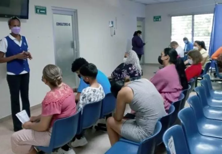 Mientras miles de asegurados esperan meses por una cita, una mafia actúa dentro de la institución 