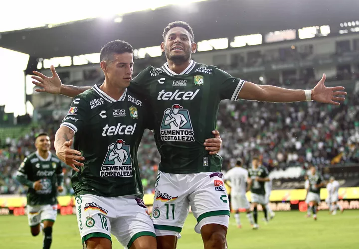 James Rodríguez (i) e Ismael Díaz, del León celebran un gol este sábado.