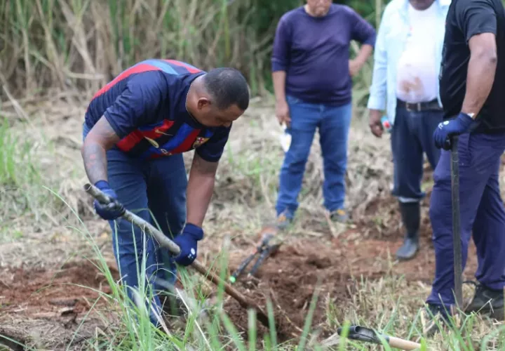 Momento donde ubican la sepultura de Eric Abdiel Bonilla Terrero. Foto: Comisión 20 de Diciembre