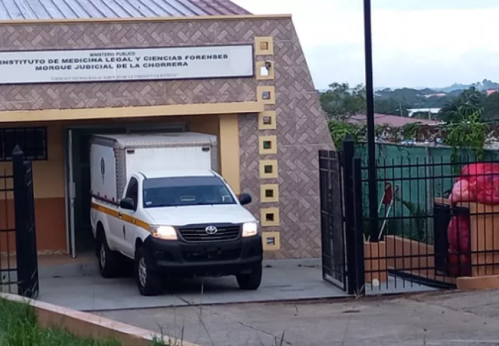 El cadáver de la víctima fue trasladado a la morgue de La Chorrera.  /  Foto: Eric Montenegro