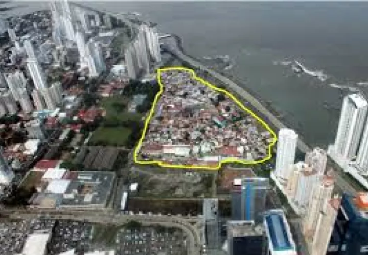 Boca La Caja en medio de grandes edificios de lujo.