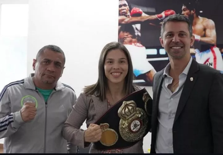 La campeona mundial Nataly Delgado (c), el director de Pandeportes, Miguel Ordóñez (der.) y el entrenador Julio César Archibold. Foto: Cortesía